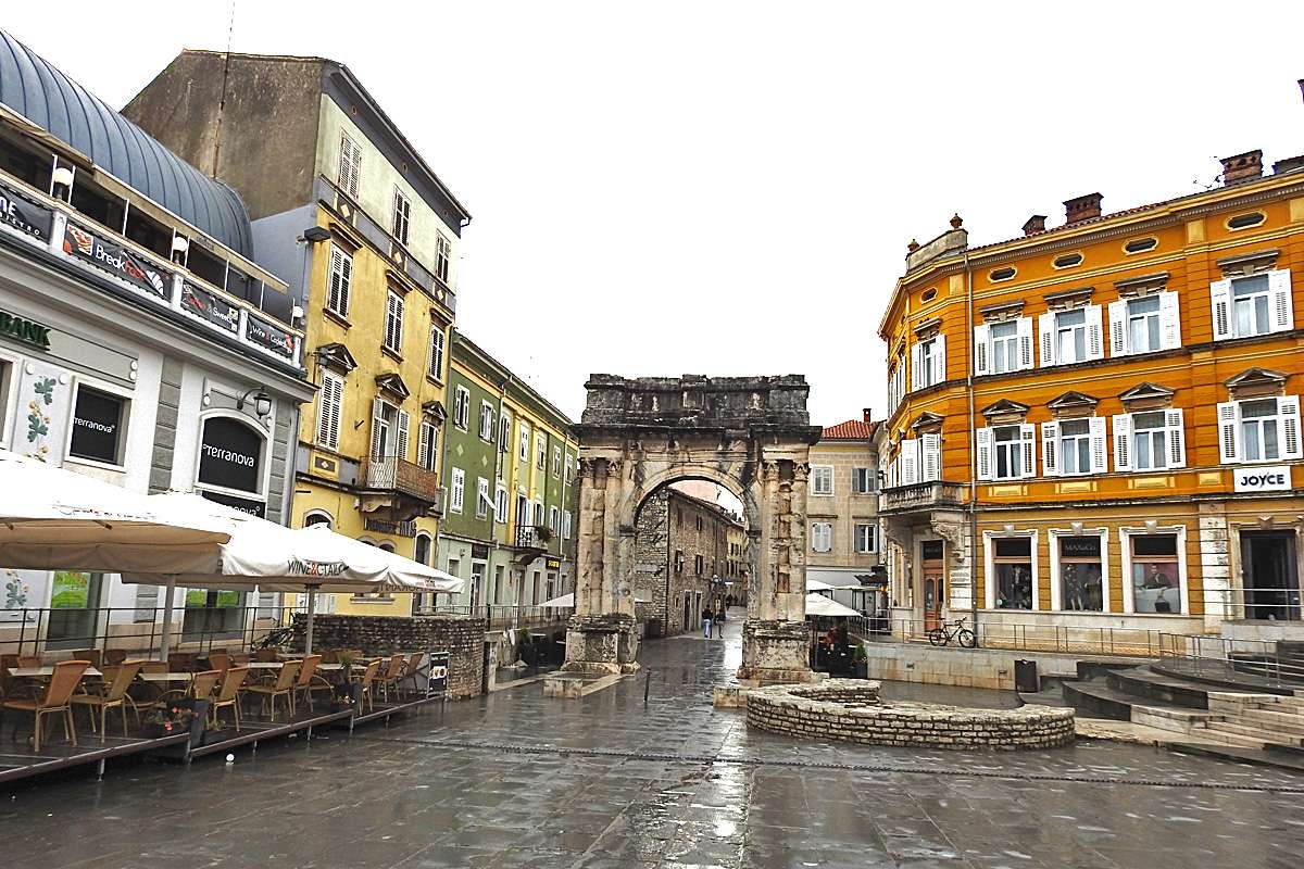 Der Sergierbogen in der Altstadt von Pula