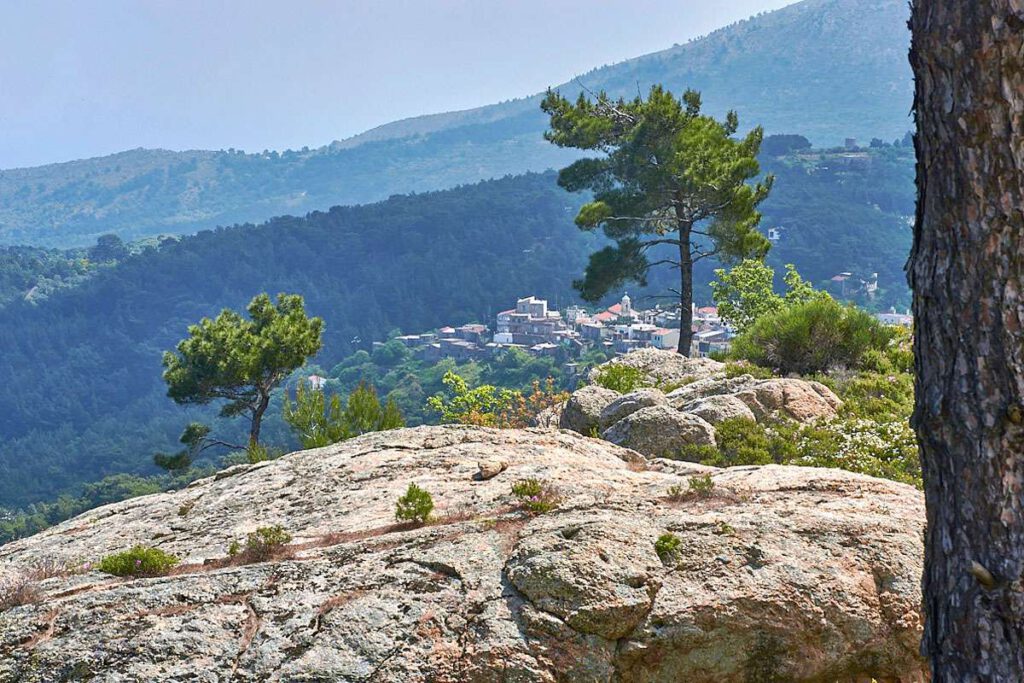 Landschaft auf Chios mit Blick auf das Dorf Viki, (c) Stefan Munzinger